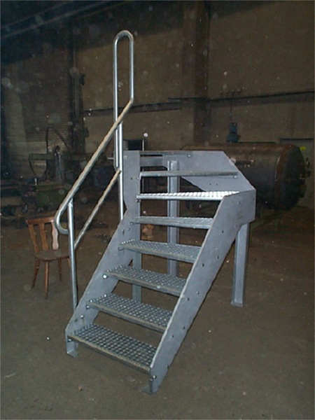 Treppe in Sonderkonstruktion aus Wst. S235JRG2 feuerverzinkt